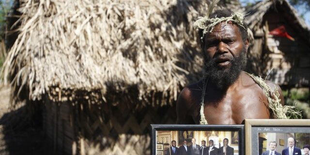 Βανουάτου: Σοκ σε φυλή για την απόσυρση του Φιλίππου. Τον θεωρούν γιο θεού τους