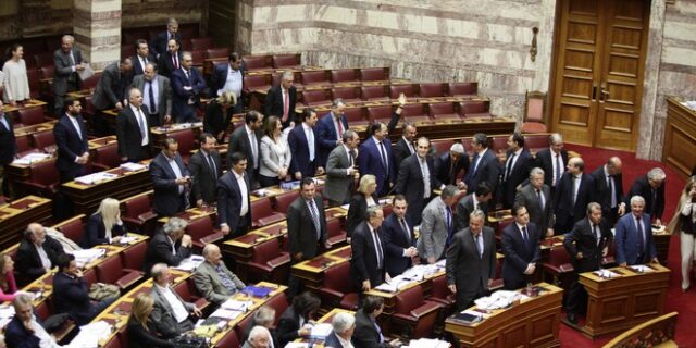 Φουντώνει η μάχη για μέτρα-αντίμετρα στη Βουλή. Στην αίθουσα και ο Τσίπρας