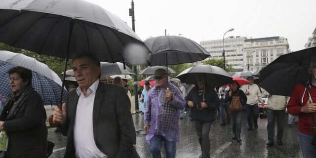 Βροχή και κινητοποιήσεις μπλόκαραν τους δρόμους στην Πρωτεύουσα