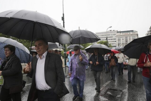 Βροχή και κινητοποιήσεις μπλόκαραν τους δρόμους στην Πρωτεύουσα
