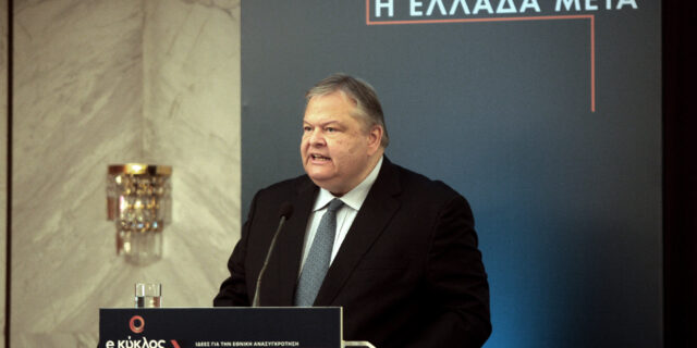 Μαξίμου με το βλέμμα στον Βενιζέλο…