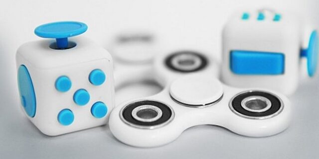 Μουσικός παραγωγός παίζει τέκνο με το νέο γκατζετάκι-στρόβιλο που έγινε μόδα