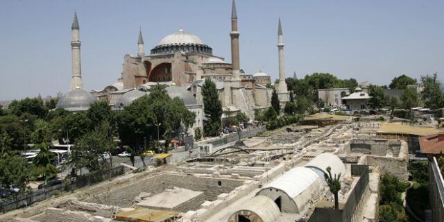 Οργή στη Ελλάδα. Νέα πρόκληση με ανάγνωση του Κορανίου στην Αγία Σόφια