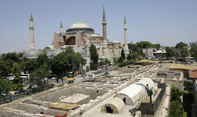 Οργή στη Ελλάδα. Νέα πρόκληση με ανάγνωση του Κορανίου στην Αγία Σόφια