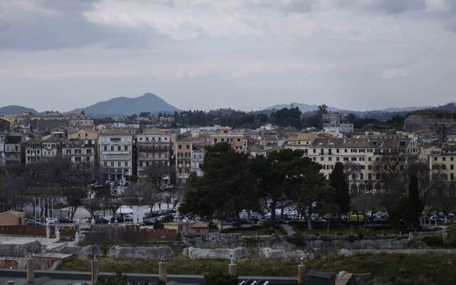 Κερκυραία ‘ξεδόντιασε’ συμπολίτες της τάζοντάς τους φθηνά σπίτια από δήθεν πλειστηριασμούς