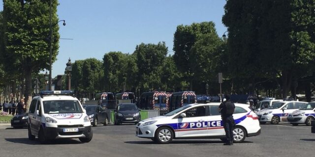 Γαλλία: Ένοπλος εμβόλισε φορτηγό της αστυνομίας στην Λεωφ. Ηλυσίων Πεδίων