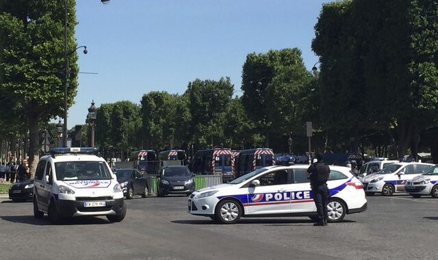 Γαλλία: Ένοπλος εμβόλισε φορτηγό της αστυνομίας στην Λεωφ. Ηλυσίων Πεδίων