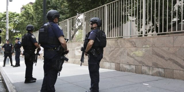 Λευκός αστυνομικός πυροβόλησε μαύρο συνάδελφό του για ‘λόγους ασφαλείας’