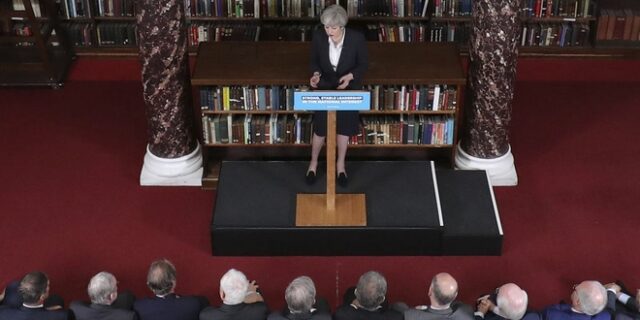 H Βουλή των Λόρδων κατάφερε το πρώτο χτύπημα στην Μέι