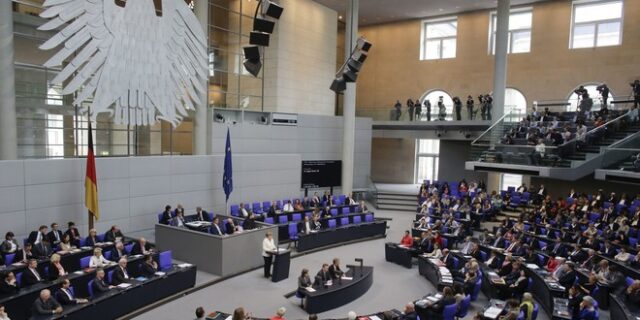 Δύσκολη άσκηση ισορροπίας το Eurogroup για τον Σόιμπλε