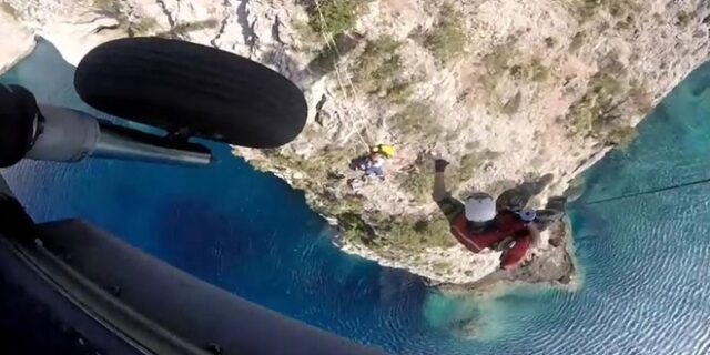 Καρέ καρέ η δραματική διάσωση Πολωνού τουρίστα από Ελικόπτερο του ΠΝ