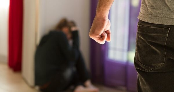 Πατέρας έδερνε τα τρία του παιδιά και τη σύζυγό του για να επαιτούν