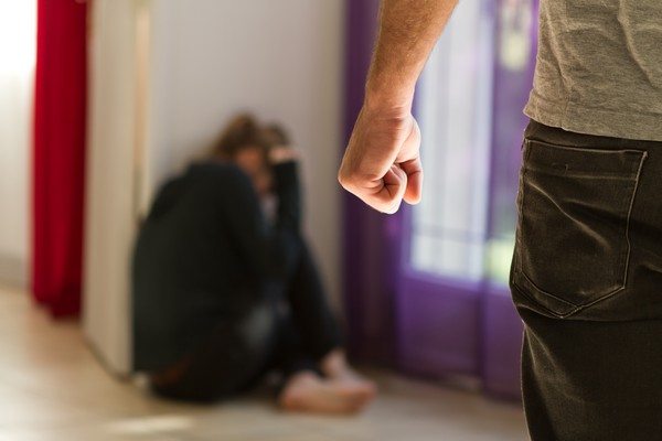 Πατέρας έδερνε τα τρία του παιδιά και τη σύζυγό του για να επαιτούν