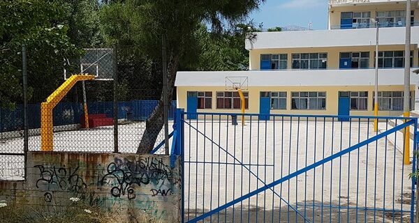 Νεκρό παιδί από αδέσποτη σφαίρα. Μαρτυρία: Δεν ακούστηκε πυροβολισμός. Ο γιος μου καθόταν δίπλα ακριβώς