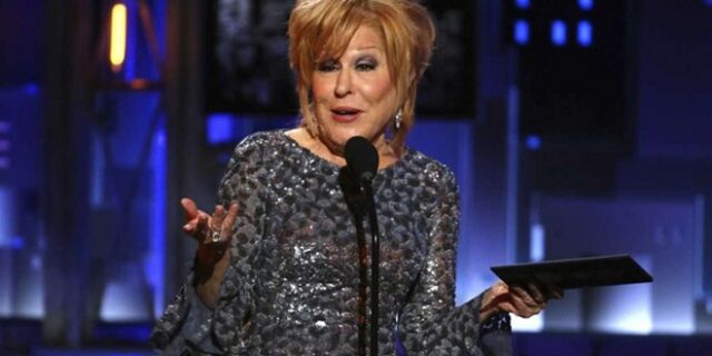 ‘Κλείστε αυτή τη μ…!’ Η Μπετ Μίντλερ κερδίζει το Tony και του δίνει και καταλαβαίνει