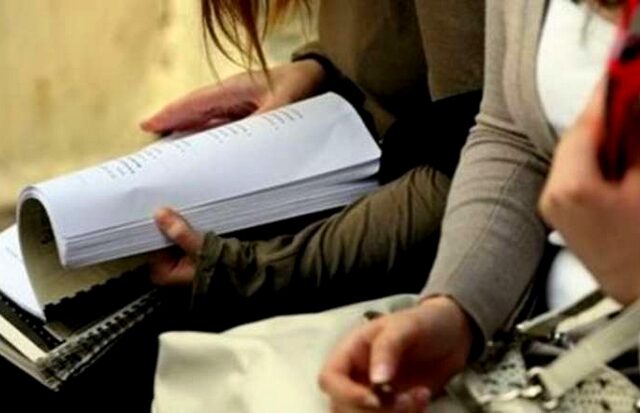 Θρησκευτικά: Παραμένει η ‘Συννεφούλα’ στον Οδηγό Λυκείου για τον Εκπαιδευτικό