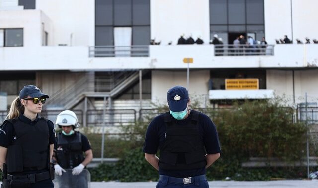Επιχείρηση της ΕΛΑΣ στο Ελληνικό για την απομάκρυνση των προσφύγων