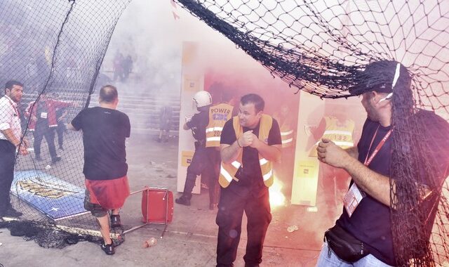 Επεισόδια εντός και εκτός ΣΕΦ με δυνάμεις των ΜΑΤ