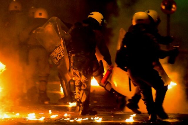 Νέες επιθέσεις με βόμβες μολότοφ στη διμοιρία των ΜΑΤ έξω από το Πολυτεχνείο