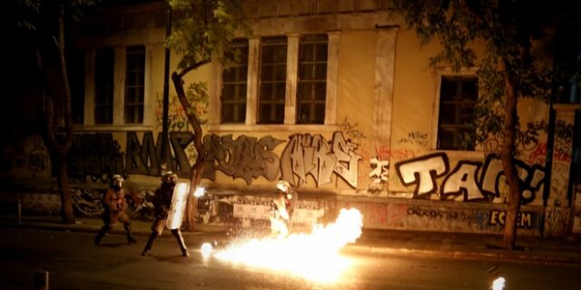 Επιθέσεις με βόμβες μολότοφ στο Πολυτεχνείο