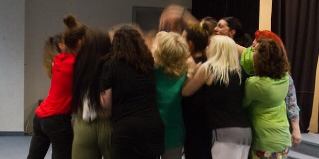 Παράσταση ζωής για τις έγκλειστες μωρομάνες