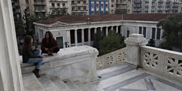 Σφοδρή κριτική υπουργείου Παιδείας σε εκδοτικούς οίκους: Μας εκβιάζετε ωμά