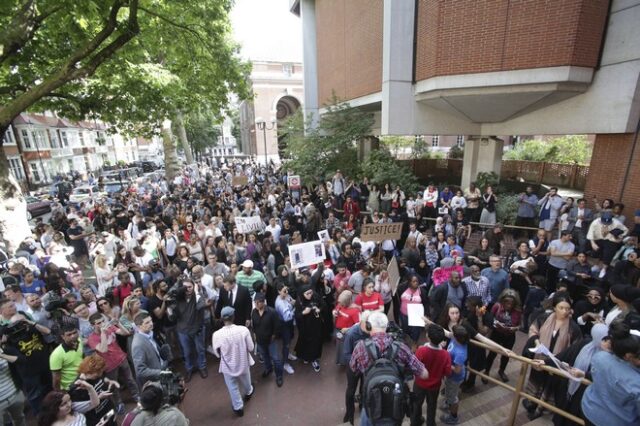 Βρετανία: ‘Δικαιοσύνη’ για τους νεκρούς του Grenfell Tower ζητούν οι κάτοικοι