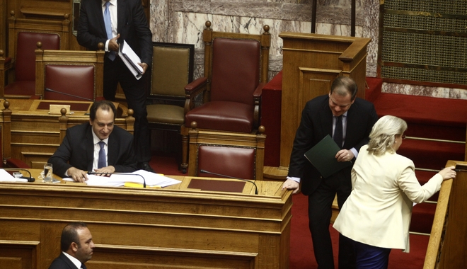 Βουλή: Κόντρα Σπίρτζη- Καραμανλή για τις συγκοινωνίες