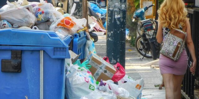 Αποπνικτική ατμόσφαιρα. 40αρια με σκουπίδια σε όλη τη χώρα