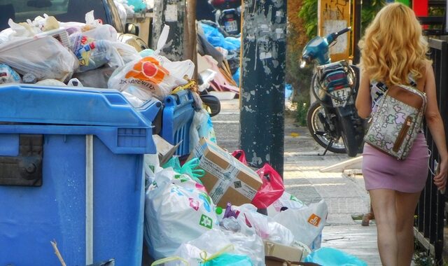 Αποπνικτική ατμόσφαιρα. 40αρια με σκουπίδια σε όλη τη χώρα