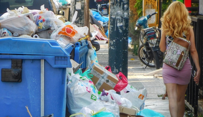 Αποπνικτική ατμόσφαιρα. 40αρια με σκουπίδια σε όλη τη χώρα
