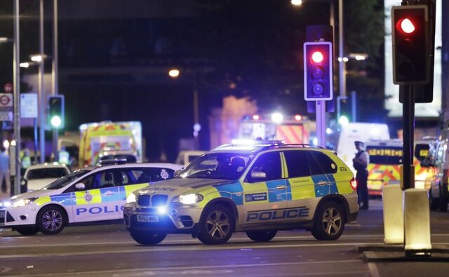 Επίθεση στο Λονδίνο: Φορτηγό έπεσε σε πεζούς. Τρομοκράτες μαχαίρωσαν περαστικούς