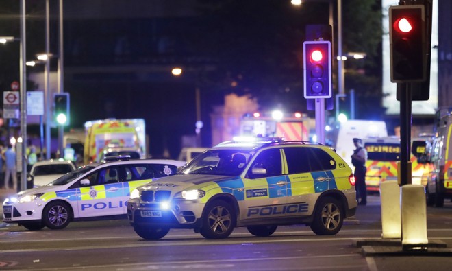 Επίθεση στο Λονδίνο: Φορτηγό έπεσε σε πεζούς. Τρομοκράτες μαχαίρωσαν περαστικούς
