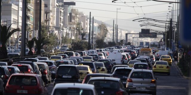 ‘Γερνάει’ επικίνδυνα ο στόλος των οχημάτων στην Ελλάδα
