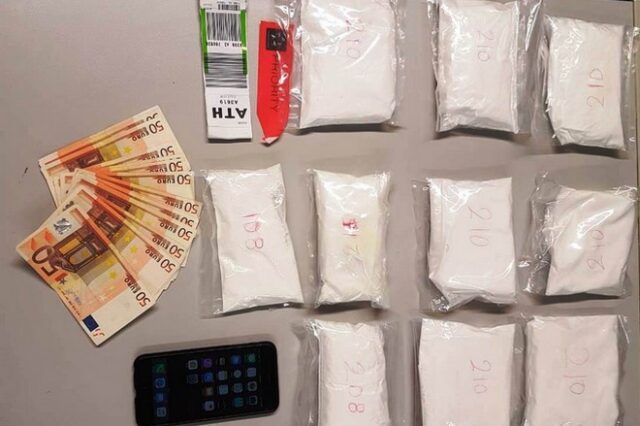 Συνελήφθη 20χρονη Ολλανδέζα που μετέφερε πάνω από 2 κιλά κοκαΐνης