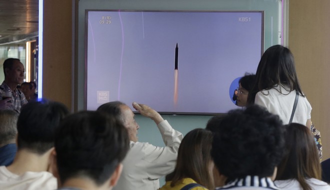 Η Βόρεια Κορέα εκτοξεύει πολλαπλούς πυραύλους