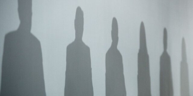 O θείος που κάθεται με τη νεολαία