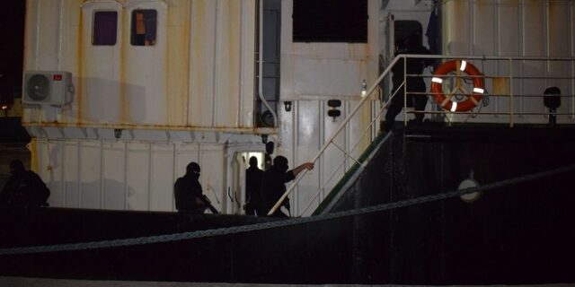 Καρέ-καρέ: Έτσι σταμάτησαν το πλοίο με 1,5 εκατομμύριο πακέτα λαθραία τσιγάρα