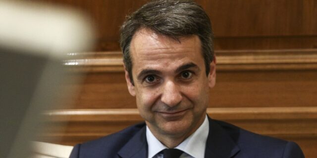 Πιθανή παρέμβαση Μητσοτάκη για σκουπίδια και συμβασιούχους