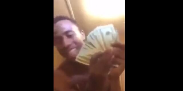 Ντίλερ για κλάματα: Έφοδος στο σπίτι του ενώ μοστράρει χρήμα ζωντανά στο facebook