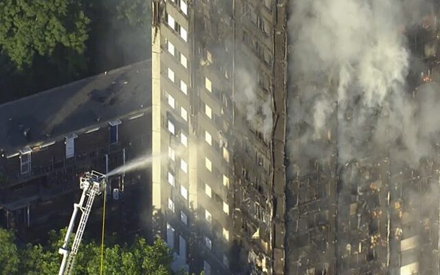 Grenfell Tower: Οι πυροσβέστες έφτασαν στον τελευταίο όροφο