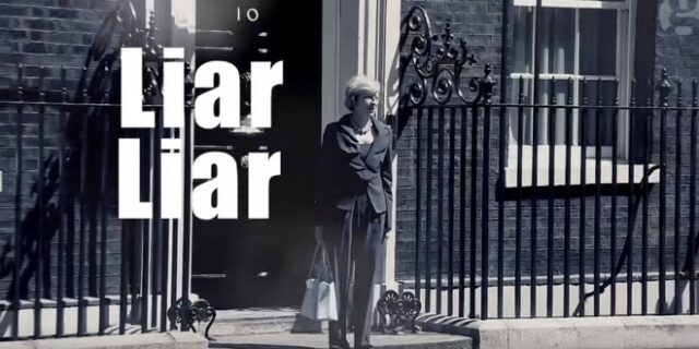 Ένα τραγούδι που τα ‘χώνει’ στην κυβέρνηση, σαρώνει στη Βρετανία