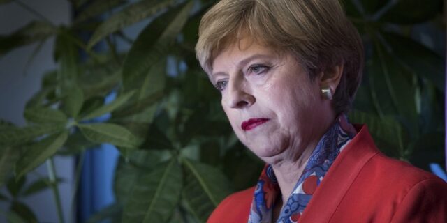 Πυρκαγιά Grenfell Tower: Η Μέι θέλει να ξεχαστούν όλα με μια ‘συγγνώμη’