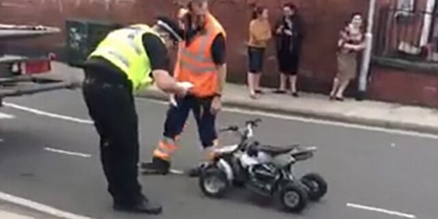 Έπος! Αστυνομικοί καλούν γερανό για να φορτώσουν mini bike