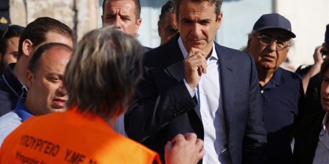 Στη Λέσβο ο Μητσοτάκης: Ζητά απαλλαγή από τον ΕΝΦΙΑ για τους σεισμόπληκτους