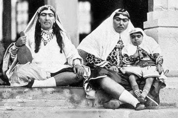 Μηχανή του χρόνου: Γιατί αυτές οι γυναίκες με την τριχοφυΐα θεωρούνταν όμορφες