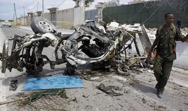 Σομαλία: Έκρηξη βόμβας με εννέα νεκρούς και ομηρία σε εστιατόριο