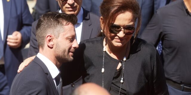 Ο επικήδειος της Ντόρας για τον Κωνσταντίνο Μητσοτάκη: Δε χωράς εδώ ψηλέ, σήκω πάνω
