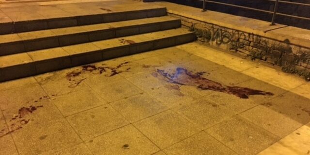 Θεσσαλονίκη: Μαχαίρωσαν και λήστεψαν 20χρονο στην πλατεία Ναυαρίνου