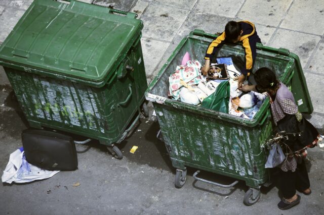 Πόσο φαγητό καταλήγει στα σκουπίδια στην Ελλάδα της κρίσης;